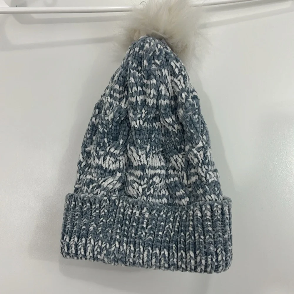 New Kohl's Blue, White Knit Beanie Winter Cap